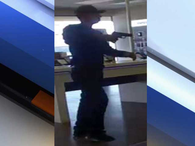 Man holds Metro PCS employees, customer at gunpoint in Phoenix