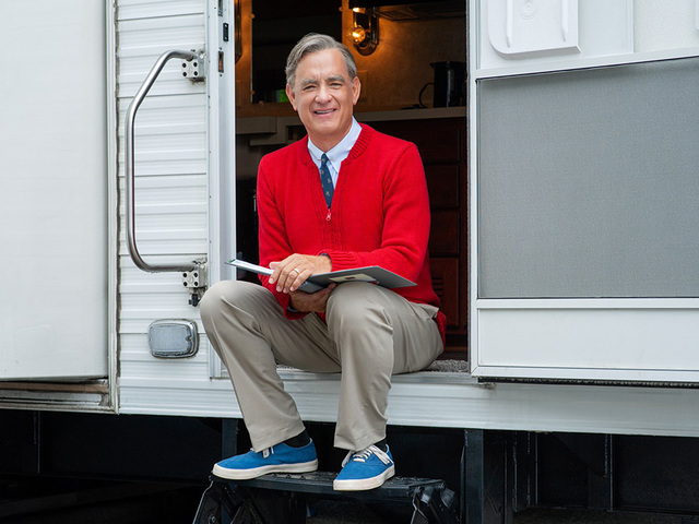 First picture of Tom Hanks as Mister Rogers released