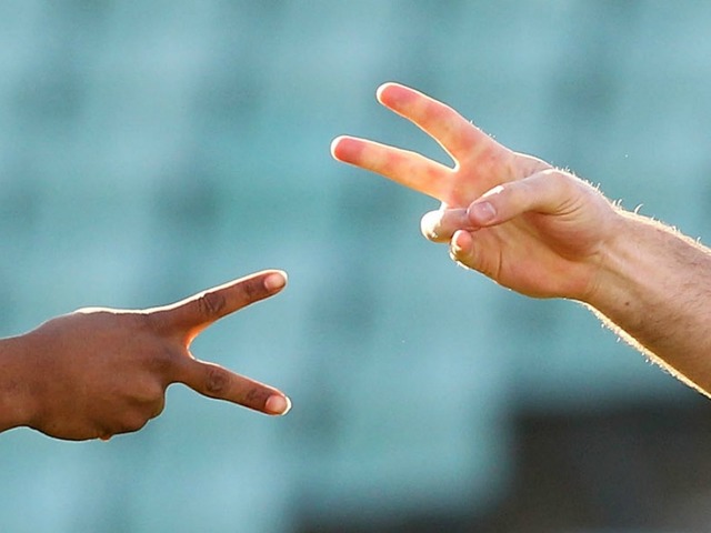 Soccer referee suspended after replacing coin toss with rock-paper-scissors